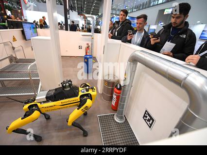 230418 -- HANNOVER GERMANIA, 18 aprile 2023 -- le persone guardano un cane robot intelligente durante la Hannover Messe ad Hannover, Germania, il 18 aprile 2023. Lunedì ad Hannover è stata inaugurata la fiera leader in Germania per l'ingegneria meccanica ed elettrica, con il tema della trasformazione industriale - fare la differenza. GERMANIA-HANNOVER-HANNOVER MESSE RenxPengfei PUBLICATIONxNOTxINxCHN Foto Stock