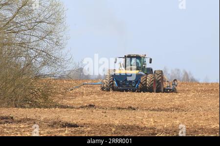 230420 -- MINSK, 20 aprile 2023 -- Un agricoltore lavora nel campo nella regione di Minsk, Bielorussia, 19 aprile 2023. Foto di /Xinhua BELARUS-MINSK-FARMING HenadzxZhinkov PUBLICATIONxNOTxINxCHN Foto Stock