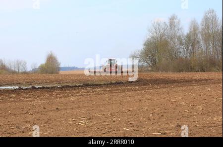 230420 -- MINSK, 20 aprile 2023 -- Un agricoltore lavora nel campo nella regione di Minsk, Bielorussia, 19 aprile 2023. Foto di /Xinhua BELARUS-MINSK-FARMING HenadzxZhinkov PUBLICATIONxNOTxINxCHN Foto Stock