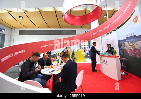 230420 -- HANNOVER, 20 aprile 2023 -- questa foto scattata il 19 aprile 2023 mostra lo stand del gruppo Jingye alla Hannover Messe 2023 ad Hannover, Germania. Le aziende cinesi sono competitive sui mercati globali e sono sempre pronte a imparare e migliorare, Jochen Koeckler, presidente del Consiglio di amministrazione di Deutsche Messe AG, ha commentato mercoledì le 800 aziende cinesi che partecipano alla Fiera di Hannover 2023. La fiera, una delle più grandi e durature al mondo dal 17 al 21 aprile, presenta più di 4.000 aziende, che presentano soluzioni per la produzione e il consumo energetico Foto Stock