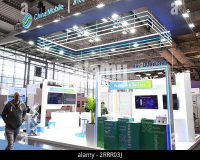 230420 -- HANNOVER, 20 aprile 2023 -- questa foto scattata il 18 aprile 2023 mostra lo stand di China Mobile all'Hannover Messe 2023 ad Hannover, Germania. Le aziende cinesi sono competitive sui mercati globali e sono sempre pronte a imparare e migliorare, Jochen Koeckler, presidente del Consiglio di amministrazione di Deutsche Messe AG, ha commentato mercoledì le 800 aziende cinesi che partecipano alla Fiera di Hannover 2023. La fiera, una delle più grandi e durature al mondo dal 17 al 21 aprile, presenta più di 4.000 aziende, che presentano soluzioni per la produzione e il consumo energetico Foto Stock