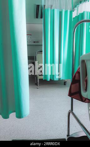 Vista di una tenda chiusa in una stanza d'ospedale Foto Stock