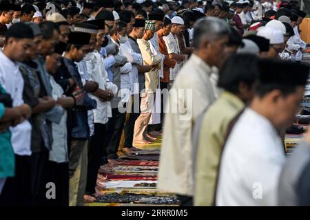 230422 -- GIACARTA, 22 aprile 2023 -- la gente offre preghiere Eid al-Fitr al Menteng Park a Giacarta, Indonesia, il 22 aprile 2023. INDONESIA-JAKARTA-EID AL-FITR-PREGHIERA AGUNGXKUNCAHYAXB. PUBLICATIONxNOTxINxCHN Foto Stock