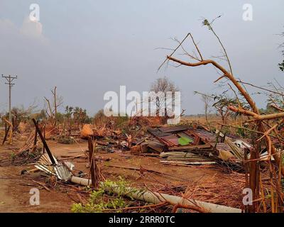 230422 -- NAY PYI TAW, 22 aprile 2023 -- questa foto scattata con il cellulare il 21 aprile 2023 mostra le proprietà danneggiate da un tornado nella cittadina di Lewe nel territorio dell'Unione di Nay Pyi Taw, Myanmar. Sei persone sono state uccise e altre 109 ferite dopo che un tornado mortale ha colpito il centro del Myanmar venerdì, hanno detto le autorità locali. Str/Xinhua MYANMAR-NAY PYI TAW-METEO-TORNADO MyoxKyawxSoe PUBLICATIONxNOTxINxCHN Foto Stock