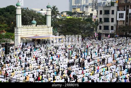 230422 -- BENGALURU, 22 aprile 2023 -- i musulmani indiani offrono preghiere Eid al-Fitr a Bengaluru, India, 22 aprile 2023. EID al-Fitr segna la fine del mese di digiuno del Ramadan. /Xinhua INDIA-BENGALURU-EID al-FITR CELEBRATIONS Str PUBLICATIONxNOTxINxCHN Foto Stock