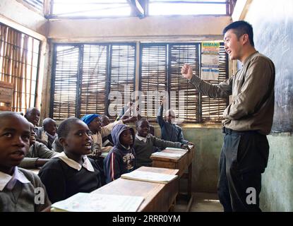 230422 -- NAIROBI, 22 aprile 2023 -- Liu Yimenghan fa il tifo per gli studenti alla Dream Building Service Association DBSA School in Mathare Valley di Nairobi, Kenya, 19 aprile 2023. La valle di Mathare, situata a Nairobi, è la seconda baraccopoli urbana più grande del Kenya dopo Kibera. Dream Building Service Association DBSA è un'organizzazione non governativa fondata nel 2014. L'organizzazione ha proseguito e promosso il lavoro di beneficenza nell'area di Mathare. Grazie agli sforzi compiuti negli ultimi anni, diverse scuole a Mathare sono state rinnovate. Molti bambini poveri hanno pasti gratuiti per il pranzo e hanno la possibilità di farlo Foto Stock