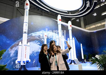 230424 -- HEFEI, 24 aprile 2023 -- i visitatori posano per una foto in una mostra scientifica Space Day of China a Hefei, nella provincia di Anhui della Cina orientale, 24 aprile 2023. La Cina ha celebrato il suo Space Day quest'anno lunedì con una serie di attività ed eventi. Lunedì a Hefei, capitale della provincia di Anhui, si è tenuta una cerimonia di lancio della giornata dello spazio, con il tema di indagare sulle cose per ampliare la conoscenza, esplorando il firmamento. Circa 1.200 ospiti provenienti da oltre 40 paesi sono invitati a partecipare alla giornata dello spazio della Cina di quest'anno, che comprende una serie di attività come la Foto Stock