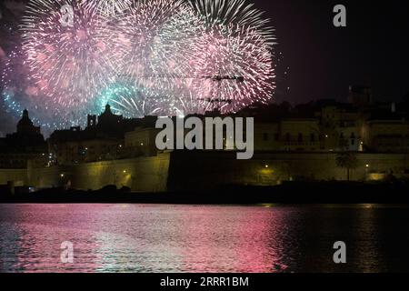 230424 -- LA VALLETTA, 24 aprile 2023 -- foto scattata a Sliema il 24 aprile 2023 mostra fuochi d'artificio che esplodono durante il Malta International Fireworks Festival a la Valletta, Malta. Il festival annuale dei fuochi d'artificio è iniziato lunedì e durerà fino ad aprile 30. Foto di /Xinhua MALTA-VALLETTA-FIREWORKS FESTIVAL JonathanxBorg PUBLICATIONxNOTxINxCHN Foto Stock