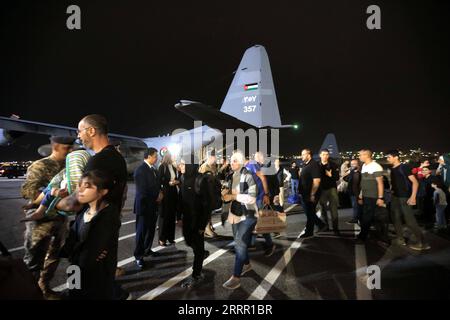 230425 -- AMMAN, 25 aprile 2023 -- le persone evacuate dal Sudan arrivano all'aeroporto militare Marka di Amman, Giordania, il 24 aprile 2023. La Giordania ha evacuato 343 persone dal Sudan lunedì, ha riferito l'agenzia di stampa statale Petra. Un totale di 343 giordani, palestinesi, iracheni, siriani e tedeschi sono arrivati in Giordania all'inizio di lunedì su quattro aerei delle Royal Jordanian Air Forces, ha detto il rapporto. Foto di /Xinhua JORDAN-AMMAN-EVACUATION-SUDAN-ARRIVAL MohammadxAbuxGhosh PUBLICATIONxNOTxINxCHN Foto Stock