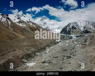 230426 -- PECHINO, 26 aprile 2023 -- questa foto aerea mostra una vista del ghiacciaio East Rongbuk sul Monte Qomolangma, 8 maggio 2022. Xinhua titoli: La Cina approva una legge storica per proteggere l'ecosistema dell'altopiano Qinghai-Tibet Jiangxfan PUBLICATIONxNOTxINxCHN Foto Stock