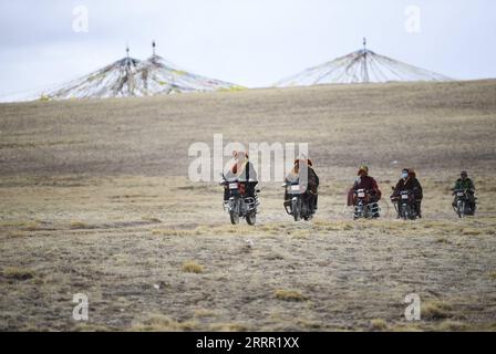 230426 -- PECHINO, 26 aprile 2023 -- i Rangers pattugliano intorno al fiume Yoigilangleb Qu nella contea di Qumarleb della prefettura autonoma tibetana di Yushu, provincia del Qinghai della Cina nord-occidentale, 21 aprile 2022. Xinhua titoli: La Cina approva una legge storica per proteggere l'ecosistema dell'altopiano Qinghai-Tibet ZhangxLong PUBLICATIONxNOTxINxCHN Foto Stock