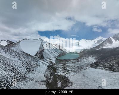 230426 -- PECHINO, 26 aprile 2023 -- questa foto aerea scattata il 21 luglio 2022 mostra i ghiacciai e il lago nella regione sorgente del fiume Yangtze nella provincia del Qinghai della Cina nord-occidentale. Xinhua titoli: La Cina approva una legge storica per proteggere l'ecosistema dell'altopiano Qinghai-Tibet ZhangxLong PUBLICATIONxNOTxINxCHN Foto Stock