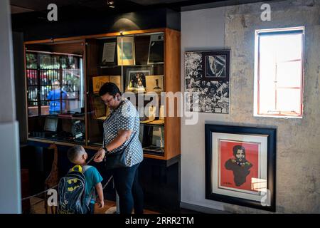 230428 -- JOHANNESBURG, 28 aprile 2023 -- i turisti visitano il Nelson Mandela National Museum a Soweto, Johannesburg, Sudafrica, 27 aprile 2023. Foto di Shiraaz Mohamed/Xinhua SUD AFRICA-JOHANNESBURG-SOWETO-DAILY LIFE ZhangxYudong PUBLICATIONxNOTxINxCHN Foto Stock