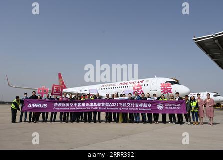 230429 -- FRANCOFORTE, 29 aprile 2023 -- i membri dello staff del produttore di aeromobili europeo Airbus e Juneyao Air, con sede a Shanghai, che partecipano alla cerimonia di consegna del primo aeromobile A321neo assemblato in Cina, si esibiscono per una foto di gruppo davanti all'aeromobile nel nord della Cina a Tianjin il 24 marzo 2023. Xinhua titoli: L'Europa punta a sfruttare le potenzialità in collaborazione con la Cina tra le sfide della crescita ZhaoxZishuo PUBLICATIONxNOTxINxCHN Foto Stock