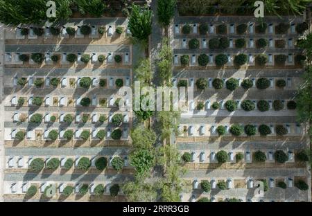 230430 -- YECHENG, 30 aprile 2023 -- questa foto aerea scattata il 16 aprile 2023 mostra il cimitero dei martiri di Yecheng a Yecheng, nella regione autonoma dello Xinjiang Uygur della Cina nordoccidentale. Ogni aprile, i fiori fioriscono nel cimitero dei martiri di Yecheng, nella regione autonoma Xinjiang Uygur dello Xinjiang, nella Cina nord-occidentale, dove sono stati sepolti 233 martiri. Mi prenderò cura del cimitero, ha detto Eniwar Emer, 53 anni, davanti alla lapide di suo padre. Eniwar è un custode di seconda generazione del cimitero dei martiri di Yecheng, seguendo le orme di suo padre Emer YIT, che vi aveva mantenuto le tombe dal 1970 fino a lui Foto Stock