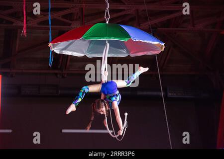 230430 -- ST. PIETROBURGO, 30 aprile 2023 -- gli artisti del circo si esibiscono durante la cerimonia di chiusura del Friendship Russia-China Circus Festival, a St. Pietroburgo, Russia, 29 aprile 2023. Il Festival del Circo dell'amicizia Russia-Cina si è concluso sabato a St Pietroburgo, la seconda città più grande della Russia. Questo è il secondo anno consecutivo che St. Petersburg ospita questo evento. Organizzato congiuntamente da St. Stazione radio METRO DI Petersburg, il China Cultural Center di St. Petersburg, e l'Accademia Makarov di Arte Circo, il festival, che ha avuto inizio giovedì, mirava a rafforzare il culto Foto Stock