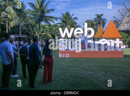 230502 -- RIO DE JANEIRO, 2 maggio 2023 -- Un uomo scatta foto con il logo del Web Summit Rio a Rio de Janeiro, Brasile, 1 maggio 2023. Il Web Summit Rio è iniziato qui lunedì. Foto di /Xinhua BRAZIL-RIO DE JANEIRO-WEB SUMMIT ClaudiaxMartini PUBLICATIONxNOTxINxCHN Foto Stock