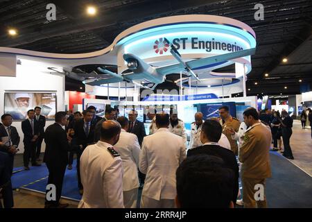 230503 -- SINGAPORE, 3 maggio 2023 -- delegati militari e della difesa partecipano all'International Maritime Defence Exhibition IMDEX Asia 2023 nel suo giorno di apertura al Changi Exhibition Centre di Singapore, 3 maggio 2023. Foto di /Xinhua SINGAPORE-INT L ESPOSIZIONE DI DIFESA MARITTIMA ThenxChihxWey PUBLICATIONxNOTxINxCHN Foto Stock