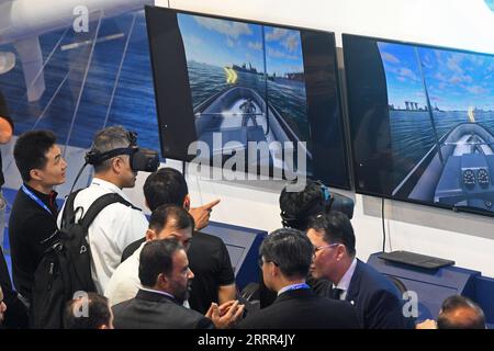 230503 -- SINGAPORE, 3 maggio 2023 -- delegati militari e della difesa partecipano all'International Maritime Defence Exhibition IMDEX Asia 2023 nel suo giorno di apertura al Changi Exhibition Centre di Singapore, 3 maggio 2023. Foto di /Xinhua SINGAPORE-INT L ESPOSIZIONE DI DIFESA MARITTIMA ThenxChihxWey PUBLICATIONxNOTxINxCHN Foto Stock