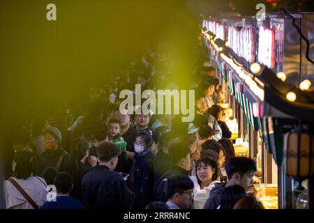 230503 -- YINCHUAN, 3 maggio 2023 -- i turisti visitano il mercato notturno di Huaiyuan nel distretto di Xixia di Yinchuan, regione autonoma di Ningxia Hui della Cina nord-occidentale, 1 maggio 2023. Yinchuan ha fatto sforzi per rafforzare la sua economia notturna negli ultimi anni. CHINA-NINGXIA-YINCHUAN-NIGHTTIME ECONOMY CN YANGXZHISEN PUBLICATIONXNOTXINXCHN Foto Stock