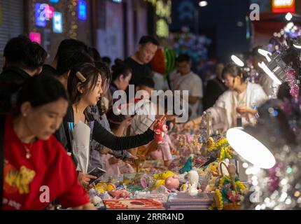 230503 -- YINCHUAN, 3 maggio 2023 -- i turisti scelgono le merci in un mercato notturno nel distretto di Jinfeng di Yinchuan, regione autonoma Ningxia Hui della Cina nord-occidentale, 2 maggio 2023. Yinchuan ha fatto sforzi per rafforzare la sua economia notturna negli ultimi anni. CHINA-NINGXIA-YINCHUAN-NIGHTTIME ECONOMY CN YANGXZHISEN PUBLICATIONXNOTXINXCHN Foto Stock