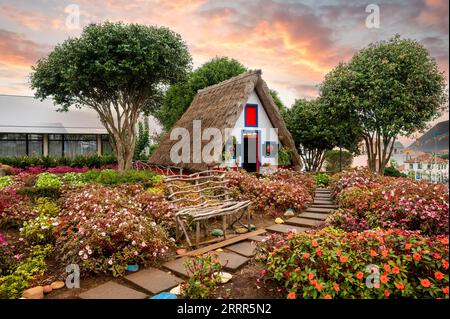 Tradizionale casa rurale, Santana village, l'isola di Madeira, Portogallo Foto Stock