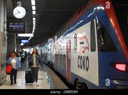 230507 -- BELGRADO, 7 maggio 2023 -- Un treno partirà dalla stazione di Belgrado per Novi Sad, Serbia, 6 maggio 2023. La ferrovia ad alta velocità Belgrado-Novi Sad, lunga 80 chilometri, è stata costruita in Cina e trasporta passeggeri a velocità fino a 200 chilometri all'ora dal marzo 2022. SERBIA-BELGRADO-NOVI SAD-RAILWAY RenxPengfei PUBLICATIONxNOTxINxCHN Foto Stock