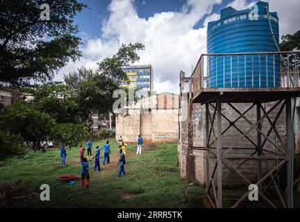 230507 -- KIAMBU, 7 maggio 2023 -- i praticanti di Kungfu praticano nella contea di Kiambu vicino a Nairobi, Kenya, 6 maggio 2023. PER ANDARE CON il Kenya ospita il torneo di Kungfu tra la crescente popolarità dello sport SPKENYA-KIAMBU-KUNGFU TORNEO WangxGuansen PUBLICATIONxNOTxINxCHN Foto Stock