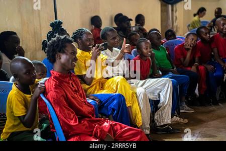 230507 -- KIAMBU, 7 maggio 2023 -- la gente applaude per i concorrenti della seconda edizione del Kenya Kungfu Championship nella contea di Kiambu vicino Nairobi, Kenya, 6 maggio 2023. PER ANDARE CON il Kenya ospita il torneo di Kungfu tra la crescente popolarità dello sport SPKENYA-KIAMBU-KUNGFU TORNEO LixYahui PUBLICATIONxNOTxINxCHN Foto Stock