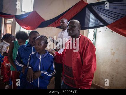 230507 -- KIAMBU, 7 maggio 2023 -- i bambini comunicano con l'insegnante di Kungfu nella contea di Kiambu vicino a Nairobi, Kenya, 6 maggio 2023. PER ANDARE CON il Kenya ospita il torneo di Kungfu tra la crescente popolarità dello sport SPKENYA-KIAMBU-KUNGFU TORNEO WangxGuansen PUBLICATIONxNOTxINxCHN Foto Stock