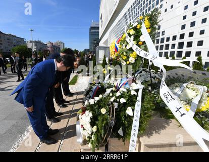 230507 -- BELGRADO, 7 maggio 2023 -- i rappresentanti delle imprese cinesi fanno un fiocco davanti al monumento commemorativo sul sito dell'ex ambasciata cinese bombardata nella Repubblica federale di Jugoslavia a Belgrado, Serbia, 7 maggio 2023. I serbi e i cinesi si sono riuniti nel luogo dell'ex ambasciata cinese bombardata nella Repubblica Federale di Jugoslavia a Belgrado domenica per celebrare il 24° anniversario dell'uccisione di tre giornalisti cinesi nell'aggressione della NATO contro la Jugoslavia da parte dell'Organizzazione del Trattato del Nord Atlantico del 1999. SERBIA-BELGRADO-CINA-AMBASCIATA BOMBARDAMENTO-24° ANNIVERSARIO RENX Foto Stock