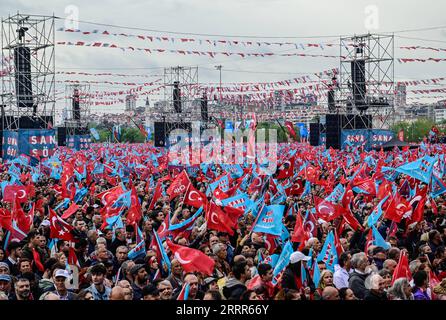 230508 -- ISTANBUL, 8 maggio 2023 -- questa foto scattata il 6 maggio 2023 mostra una manifestazione del Partito Popolare Repubblicano CHP a Istanbul, T¹rkiye. Si sono svolte manifestazioni su larga scala a Istanbul, la città più grande del paese, nel fine settimana, segnando l'ultimo fine settimana prima delle prossime elezioni presidenziali e parlamentari previste per il 14 maggio. Sabato, Kemal Kilicdaroglu, leader del principale Partito Popolare Repubblicano dell'opposizione CHP e candidato presidenziale per il CHP, hanno partecipato a una massiccia manifestazione sul lato asiatico di Istanbul. Si impegnò a portare pace e prosperità al paese, promettendo Foto Stock