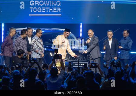 230508 -- KUALA LUMPUR, 8 maggio 2023 -- il primo ministro malese Anwar Ibrahim 4th R, il presidente del gruppo Geely Holding li Shufu 3rd R e gli ospiti si pongono per una foto al lancio ufficiale del nuovo modello di Proton, il SUV di Proton X90, a Kuala Lumpur, Malesia, il 7 maggio 2023. La continua collaborazione e la stretta collaborazione tra Proton e Geely della Cina sono di importanza strategica, ha dichiarato domenica il primo ministro malese Anwar Ibrahim. La collaborazione accelera l'adozione di veicoli elettrici EV e veicoli elettrici ibridi HEV, nonché di Foto Stock