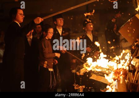 230508 -- ASHDOD ISRAEL, 8 maggio 2023 -- gli ebrei ultra-ortodossi partecipano alle celebrazioni della festa ebraica di Lag BaOmer ad Ashdod, Israele, l'8 maggio 2023. Via Xinhua ISRAEL-ASHDOD-LAG BAOMER-CELEBRATION IlanxAssayag/JINI PUBLICATIONxNOTxINxCHN Foto Stock