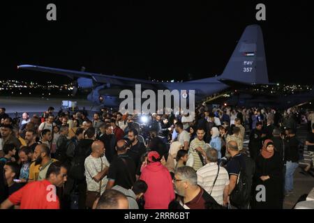 230508 -- CAIRO, 8 maggio 2023 -- le persone evacuate dal Sudan arrivano all'aeroporto militare Marka di Amman, Giordania, 24 aprile 2023. Foto di /Xinhua Xinhua titoli: La tensione continua in Sudan nonostante gli sforzi di tregua MohammadxAbuxGhosh PUBLICATIONxNOTxINxCHN Foto Stock