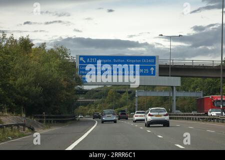 Avvicinandosi allo svincolo 8 fino allo svincolo per la A217 per Reigate Sutton Kingston A240 all'uscita della M25. Foto Stock