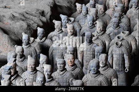 230511 -- XI AN, 11 maggio 2023 -- questa foto scattata il 26 aprile 2023 mostra guerrieri di terracotta nella fossa n. 1 del Museo del sito del Mausoleo dell'imperatore Qinshihuang a Xi An, nella provincia dello Shaanxi della Cina nord-occidentale. XI An, una città con oltre 3.100 anni di storia, è stata la capitale di 13 dinastie nella storia cinese. È anche sede dei guerrieri di terracotta di fama mondiale. Scoperto nel 1974 e dichiarato patrimonio dell'umanità dall'UNESCO nel 1987, l'esercito dei guerrieri di terracotta fu costruito dall'imperatore Qinshihuang della dinastia Qin nel 221 a.C., -207 a.C., che unificò la Cina per la prima volta. L'Imperatore Foto Stock