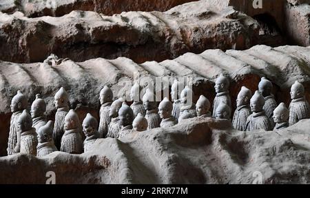 230511 -- XI AN, 11 maggio 2023 -- questa foto scattata il 26 aprile 2023 mostra guerrieri di terracotta nella fossa n. 1 del Museo del sito del Mausoleo dell'imperatore Qinshihuang a Xi An, nella provincia dello Shaanxi della Cina nord-occidentale. XI An, una città con oltre 3.100 anni di storia, è stata la capitale di 13 dinastie nella storia cinese. È anche sede dei guerrieri di terracotta di fama mondiale. Scoperto nel 1974 e dichiarato patrimonio dell'umanità dall'UNESCO nel 1987, l'esercito dei guerrieri di terracotta fu costruito dall'imperatore Qinshihuang della dinastia Qin nel 221 a.C., -207 a.C., che unificò la Cina per la prima volta. L'Imperatore Foto Stock