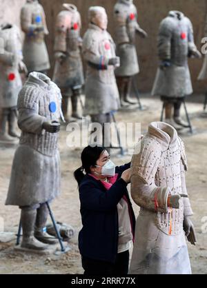 230511 -- XI AN, 11 maggio 2023 -- Un membro del personale ripara un guerriero di terracotta alla fossa n. 1 del Museo del sito del Mausoleo dell'Imperatore Qinshihuang a Xi An, provincia dello Shaanxi della Cina nord-occidentale, 26 aprile 2023. XI An, una città con oltre 3.100 anni di storia, è stata la capitale di 13 dinastie nella storia cinese. È anche sede dei guerrieri di terracotta di fama mondiale. Scoperto nel 1974 e dichiarato patrimonio dell'umanità dall'UNESCO nel 1987, l'esercito dei guerrieri di terracotta fu costruito dall'imperatore Qinshihuang della dinastia Qin nel 221 a.C., -207 a.C., che unificò la Cina per la prima volta. L'Imperatore Q Foto Stock