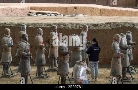 230511 -- XI AN, 11 maggio 2023 -- Un membro del personale ripara un guerriero di terracotta alla fossa n. 1 del Museo del sito del Mausoleo dell'Imperatore Qinshihuang a Xi An, provincia dello Shaanxi della Cina nord-occidentale, 26 aprile 2023. XI An, una città con oltre 3.100 anni di storia, è stata la capitale di 13 dinastie nella storia cinese. È anche sede dei guerrieri di terracotta di fama mondiale. Scoperto nel 1974 e dichiarato patrimonio dell'umanità dall'UNESCO nel 1987, l'esercito dei guerrieri di terracotta fu costruito dall'imperatore Qinshihuang della dinastia Qin nel 221 a.C., -207 a.C., che unificò la Cina per la prima volta. L'Imperatore Q Foto Stock