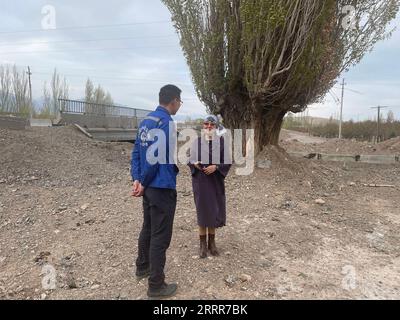 230511 -- BISHKEK, 11 maggio 2023 -- Wang Yinchen L, membro dello staff di China Railway No.5 Engineering Group Co., Ltd, parla con Mairam Kydyralieva, ex capo del consiglio del villaggio di Ak-Olon, accanto a un canale nel villaggio di Ak-Olon nella regione di Issyk-Kul, Kirghizistan, 25 aprile 2023. PER ANDARE CON le caratteristiche: La Cina costruisce bacini idrici, canali per aiutare gli agricoltori del KIRGHIZISTAN ad irrigare le terre della REGIONE DEL KIRGHIZISTAN-ISSYK-KUL, SISTEMA DI IRRIGAZIONE DI COSTRUZIONE CINESE GuanxJianwu PUBLICATIONxNOTxINxCHN Foto Stock