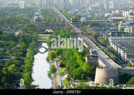 230511 -- XI AN, 11 maggio 2023 -- questa foto aerea scattata il 25 aprile 2023 mostra una vista di un fossato panoramico lungo le antiche mura della città a Xi An, nella provincia dello Shaanxi della Cina nord-occidentale. DA NON PERDERE Xi Focus-Closeup: Conservare il tesoro di classe mondiale di Xi, un'antica cinta muraria CINESE-SHAANXI-XI UN'ANTICA CINTA MURARIA CN ShaoxRui PUBLICATIONxNOTxINxCHN Foto Stock