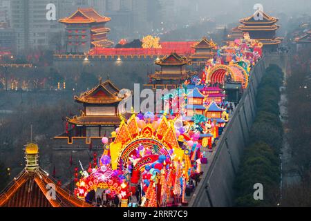 230511 -- XI AN, 11 maggio 2023 -- questa foto aerea scattata il 26 febbraio 2023 mostra la gente che guarda uno spettacolo di lanterne nella parte sud dell'antica cinta muraria della città di Xi An, nella provincia dello Shaanxi della Cina nord-occidentale. DA NON PERDERE Xi Focus-Closeup: Conservare il tesoro di classe mondiale di Xi, un'antica cinta muraria CINESE-SHAANXI-XI UN'ANTICA CINTA MURARIA CN ShaoxRui PUBLICATIONxNOTxINxCHN Foto Stock