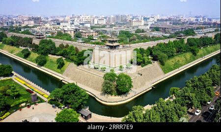 230511 -- XI AN, 11 maggio 2023 -- questa foto aerea scattata il 19 aprile 2023 mostra una vista dell'angolo sud-est dell'antica cinta muraria di Xi An, provincia dello Shaanxi della Cina nord-occidentale. PER ANDARE CON Xi Focus-primo piano: Preservare il tesoro di classe mondiale di Xi un'antica cinta muraria CHINA-SHAANXI-XI UN'ANTICA CINTA MURARIA CN LiuxXiao PUBLICATIONxNOTxINxCHN Foto Stock