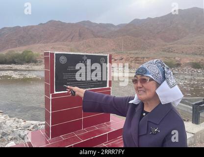 230511 -- BISHKEK, 11 maggio 2023 -- questa foto scattata il 25 aprile 2023 mostra l'ex capo del consiglio del villaggio di Ak-Olon, Mairam Kydyralieva, accanto ad un monumento del progetto di ricostruzione del sistema di irrigazione del Kirghizistan, finanziato dalla Cina, nel villaggio di Ak-Olon, nella regione di Issyk-Kul, in Kirghizistan. PER ANDARE CON le caratteristiche: La Cina costruisce bacini idrici, canali per aiutare gli agricoltori del KIRGHIZISTAN ad irrigare le terre della REGIONE DEL KIRGHIZISTAN-ISSYK-KUL, SISTEMA DI IRRIGAZIONE DI COSTRUZIONE CINESE GuanxJianwu PUBLICATIONxNOTxINxCHN Foto Stock