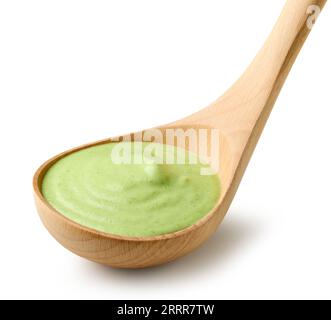 zuppa di panna vegetale verde in mestolo di legno isolato su sfondo bianco Foto Stock