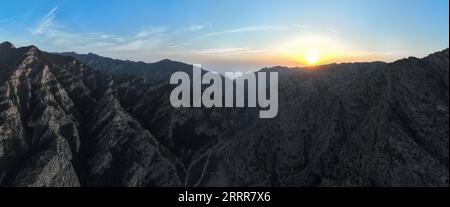 230512 -- ARAXAN, 12 maggio 2023 -- questa foto panoramica aerea scattata l'11 maggio 2023 mostra il paesaggio della riserva naturale nazionale di Helan Mountain ad Araxan Left Banner, nella regione autonoma della Mongolia interna della Cina settentrionale. CINA-INTERNO MONGOLIA-HELAN MONTAGNA-RISERVA NATURALE-PAESAGGIO CN BEIXHE PUBLICATIONXNOTXINXCHN Foto Stock