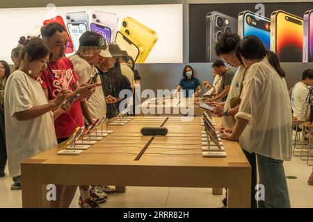 CHENGDU, CINA - 8 SETTEMBRE 2023 - i clienti sperimentano i prodotti Apple in un Apple store a Chengdu, provincia del Sichuan, nella Cina sud-occidentale, 8 settembre 202 Foto Stock