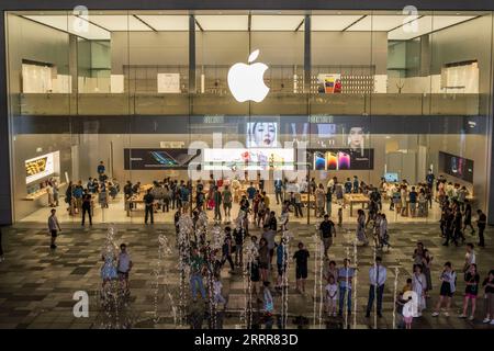 CHENGDU, CINA - 8 SETTEMBRE 2023 - i clienti sperimentano i prodotti Apple in un Apple store a Chengdu, provincia del Sichuan, nella Cina sud-occidentale, 8 settembre 202 Foto Stock