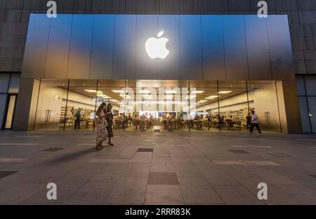 CHENGDU, CINA - 8 SETTEMBRE 2023 - i clienti sperimentano i prodotti Apple in un Apple store a Chengdu, provincia del Sichuan, nella Cina sud-occidentale, 8 settembre 202 Foto Stock